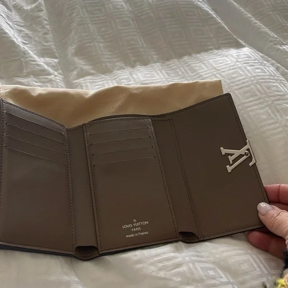 Authentic Louis Vuitton pink leather wallet - Picture 6 of 8